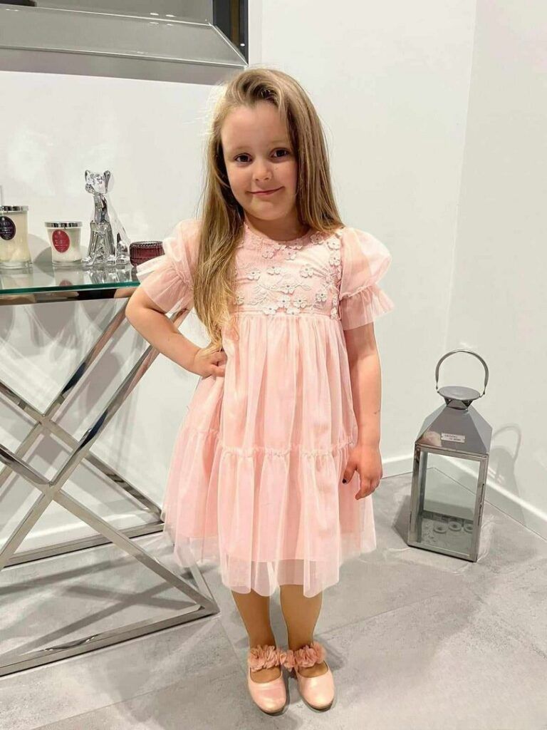 Łososiowa sukienka z wyszywanymi kwiatami, styl boho