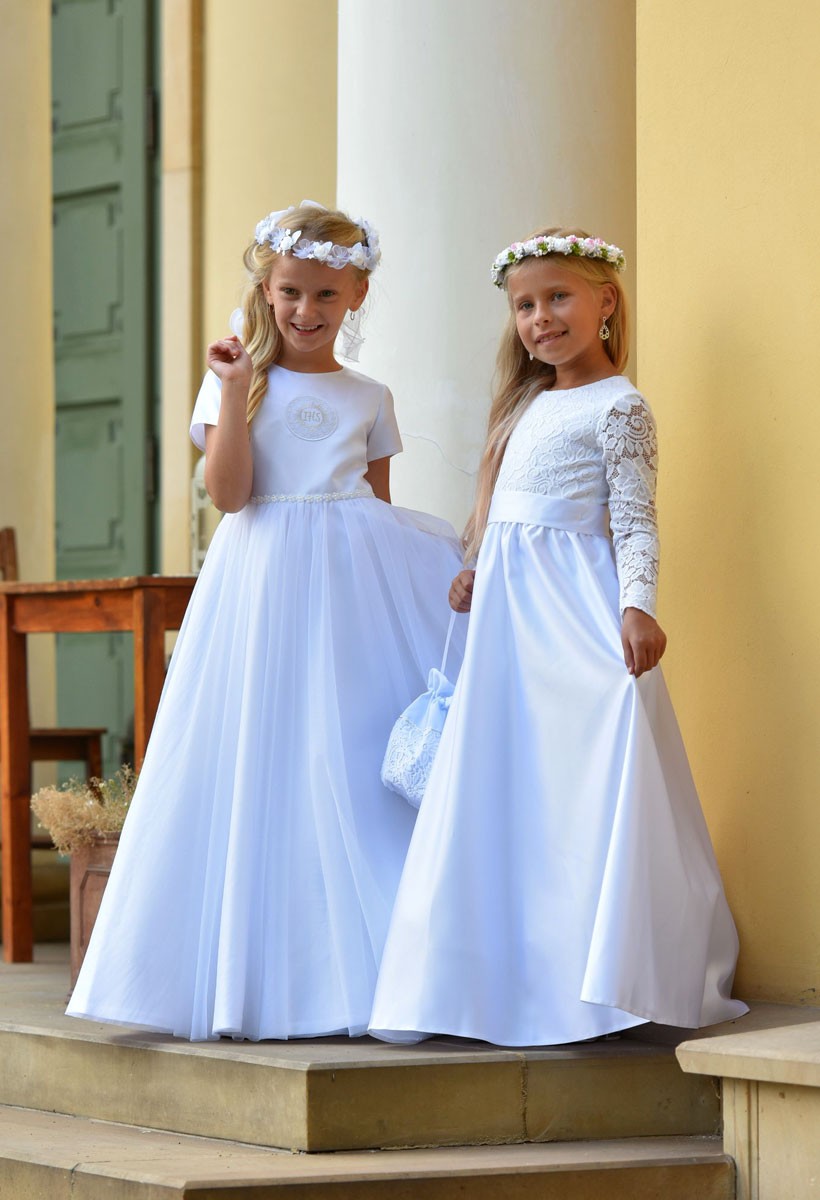 dluga biala suknia na komunie koronkowe dlugie rekawy na dzieciach