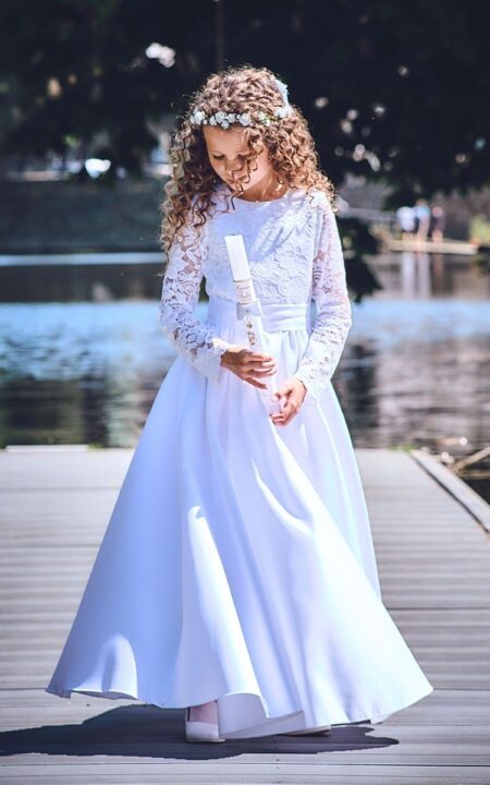 Biała długa suknia z koronkowymi, długimi rękawami, dla dziewczynki