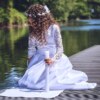 dluga biala suknia na komunie koronkowe dlugie rekawy zdiecie w terenie
