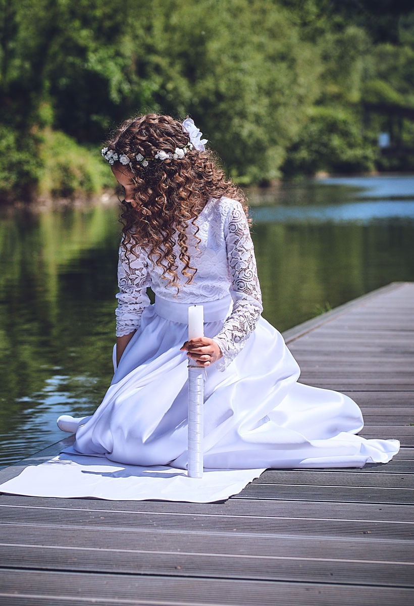 dluga biala suknia na komunie koronkowe dlugie rekawy zdiecie w terenie