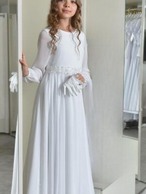 Długa, szyfonowa suknia w kolorze białym.