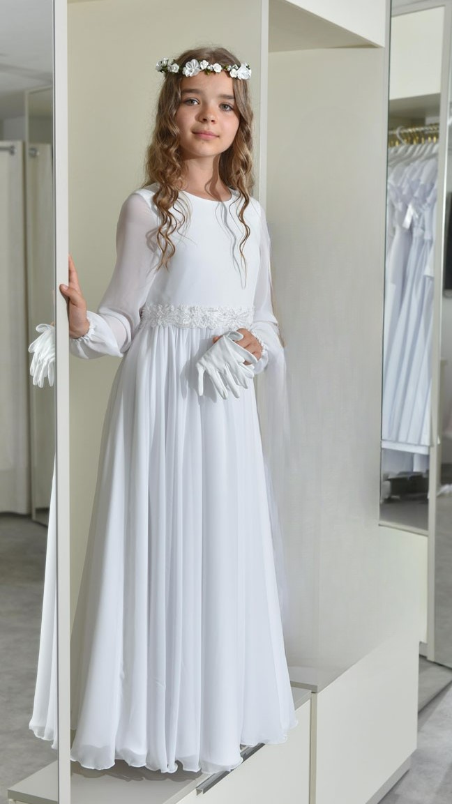 Długa, szyfonowa suknia w kolorze białym.