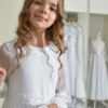dluga biala szyfonowa suknia dla dziewczynki zblizenie