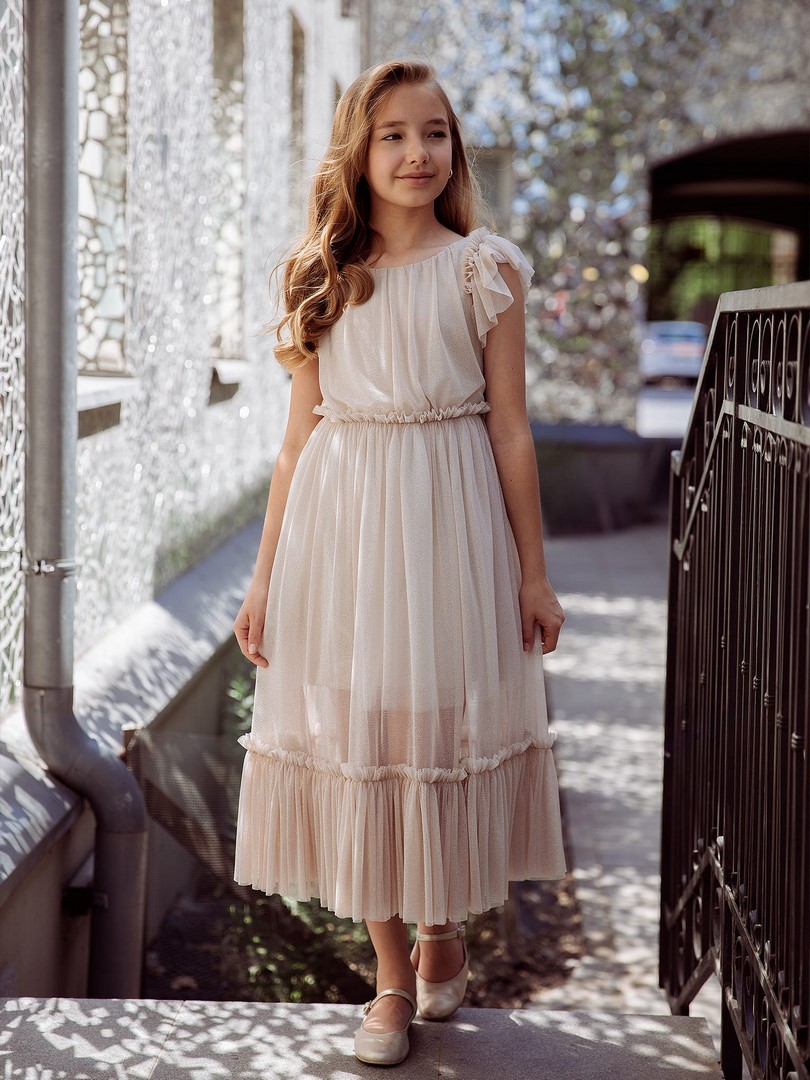 jasno bezowa sukienka na wesele wykonana brokatowego tiulu