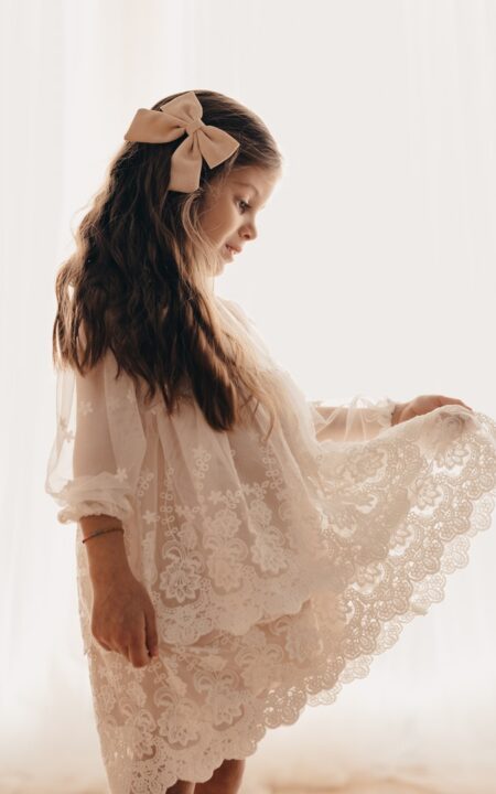 Sukienka z delikatnej hiszpańskiej koronki i haftowanego tiulu na specjalne okazje dla dziewczynki.