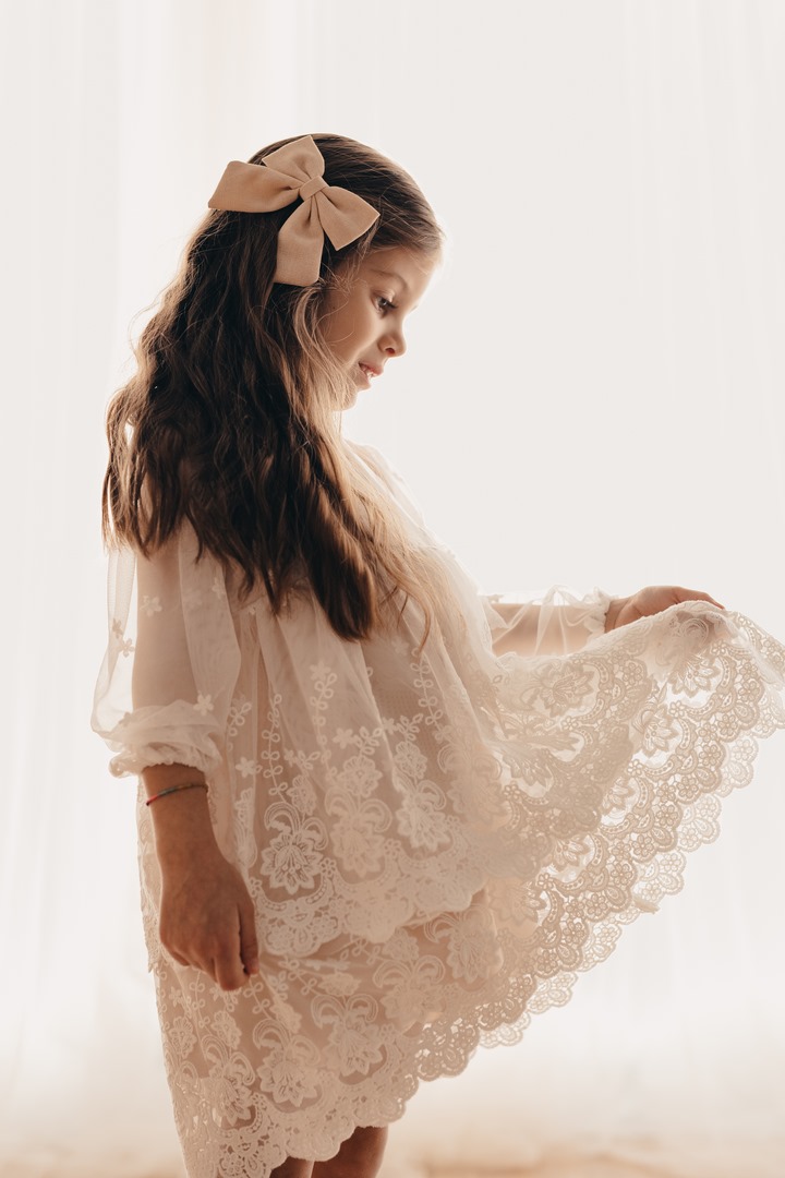 Beżowa z hiszpańską koronką - 122