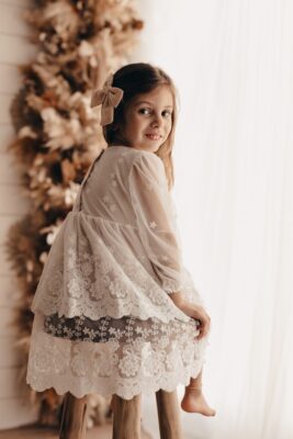 Sukienka z delikatnej hiszpańskiej koronki i haftowanego tiulu dla dziewczynki.