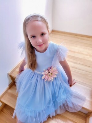 Błękitna sukienka dla starszej dziewczynki na wesele.