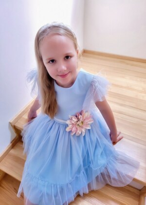 Błękitna sukienka dla starszej dziewczynki na wesele.