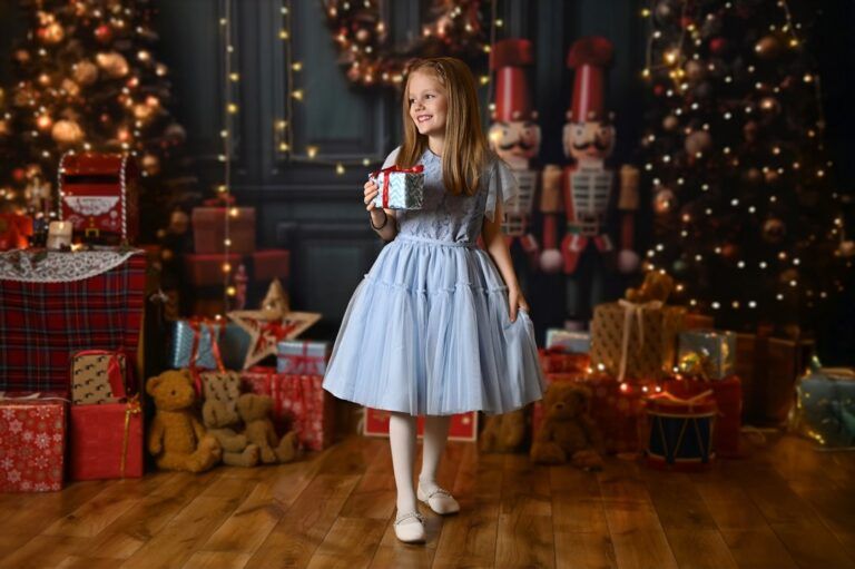 Niebieska sukienka z koronką na święta.