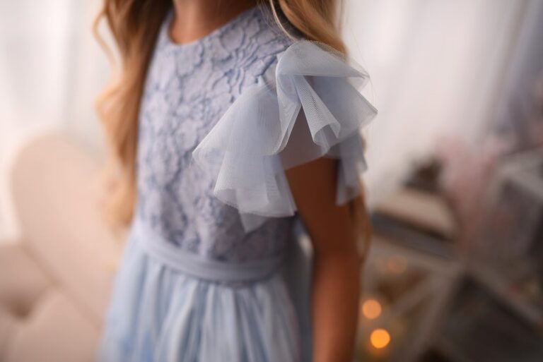 Sukienka dla dziewczynki błękitna z koronkową górą, widok z przodu