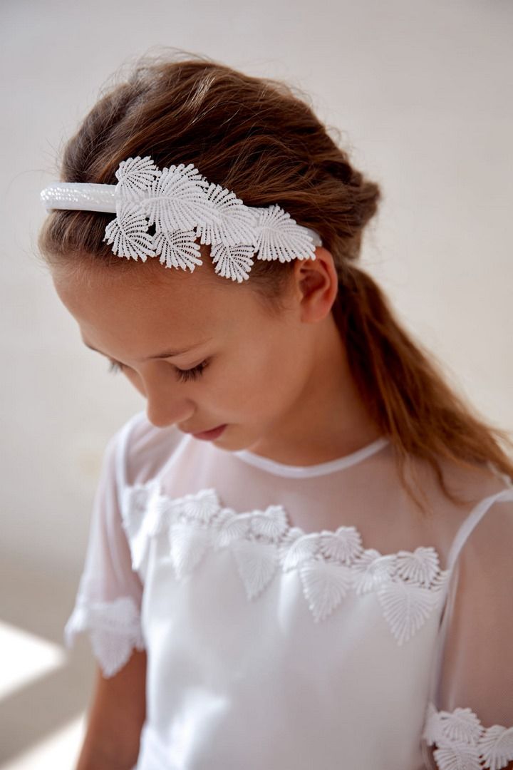 Biała suknia na komunię z gipiurowymi listkami na opasce.