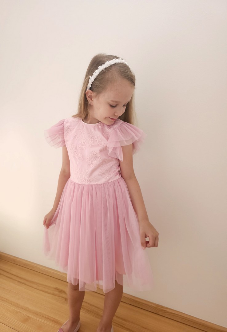 Różowa sukienka dla dziewczynki na wesele.