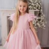 Różowa sukienka z piórkami dla młodszej dziewczynki.