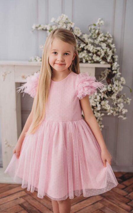 Różowa sukienka z piórkami dla młodszej dziewczynki