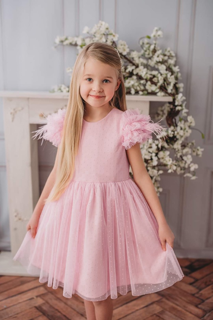 Różowa sukienka z piórkami dla młodszej dziewczynki.