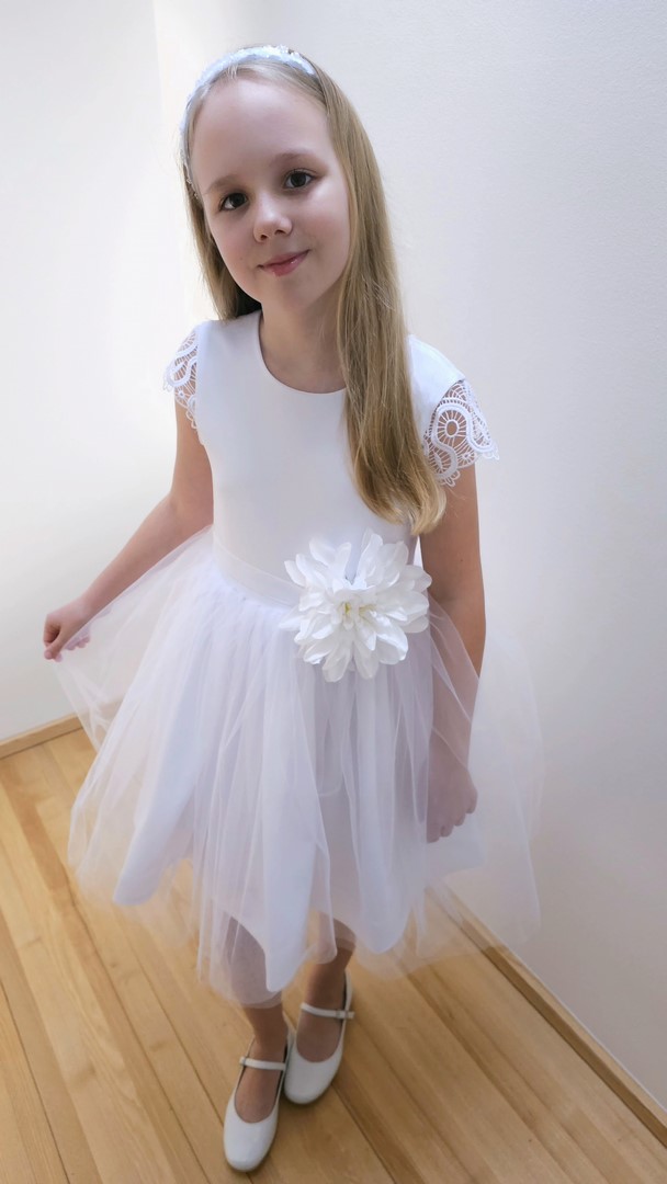 Biała sukienka tiulowa dla dziewczynki.