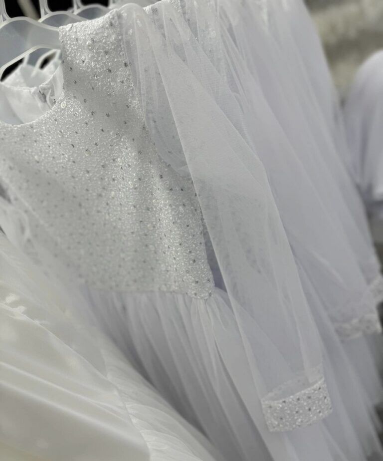 Sukienka dla dziewczynki biała na długi, tiulowy rękaw, wersja druga