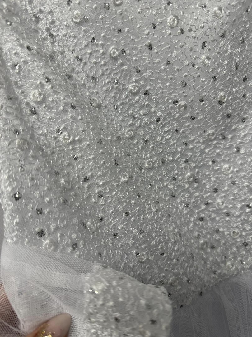sukienka biala dlugi tiulowy rekaw wyszywana drobna gora wzor