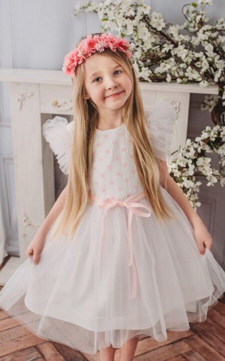 Biała, tiulowa sukienka w różowe serduszka, dla dziewczynki na wesele