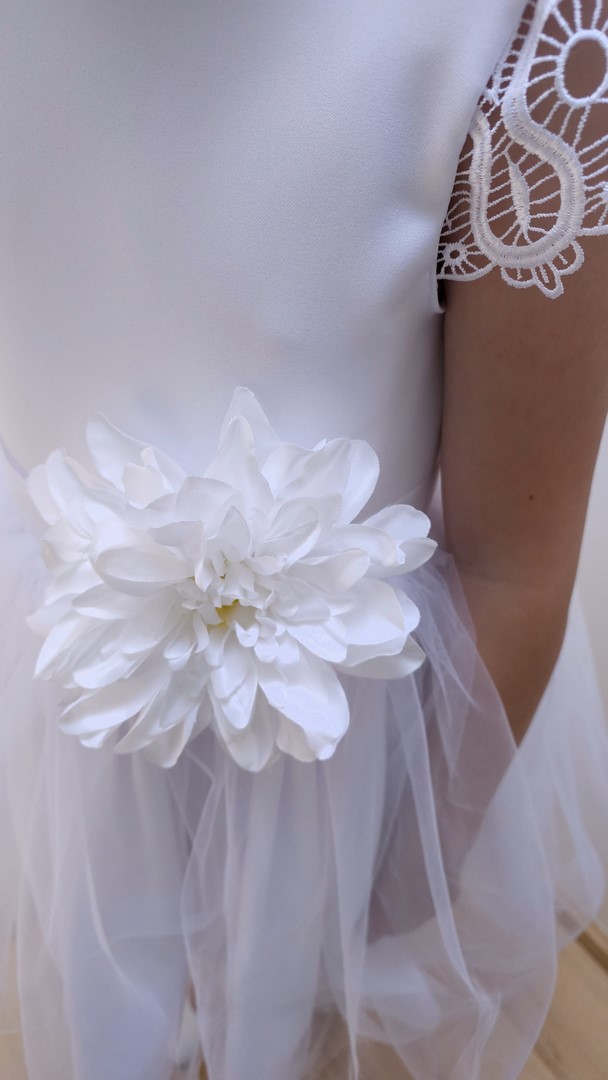 sukienka biala tiulowa kwiat w pasie dla dziewczynki zblizenie
