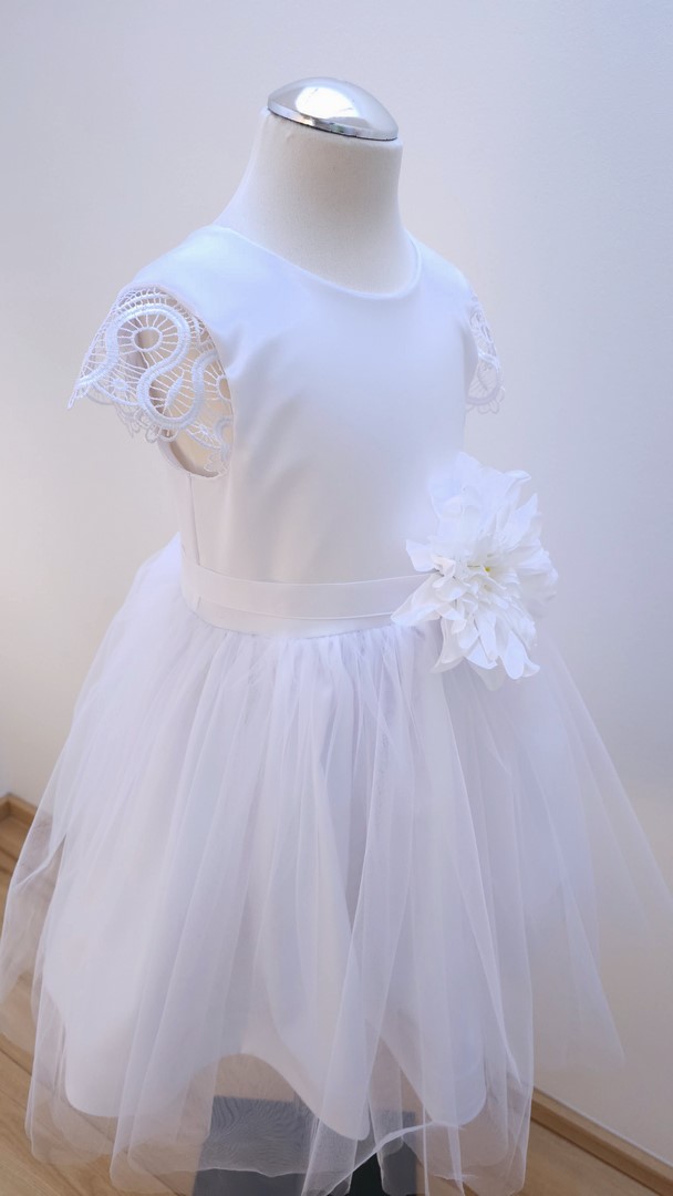 sukienka biala tiulowa kwiat w pasie wzor