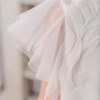 sukienka biala wyszywany wzor tiulowy rekawek