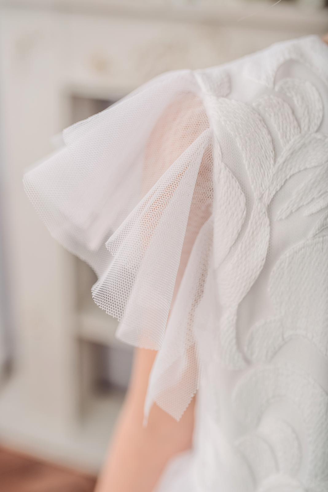 sukienka biala wyszywany wzor tiulowy rekawek