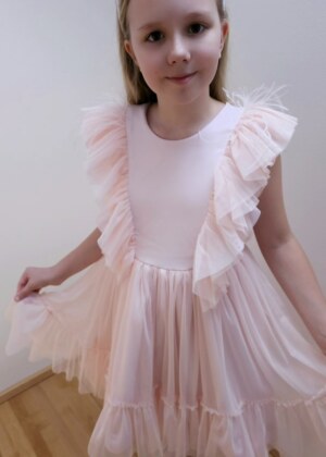 Sukienka w kolorze brzoskwiniowym z piórkami dla dziewczynki.