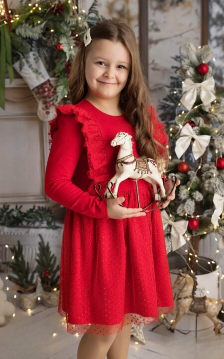 Czerwona sukienka z tiulem w blyszczace kropki na dziewczynce.