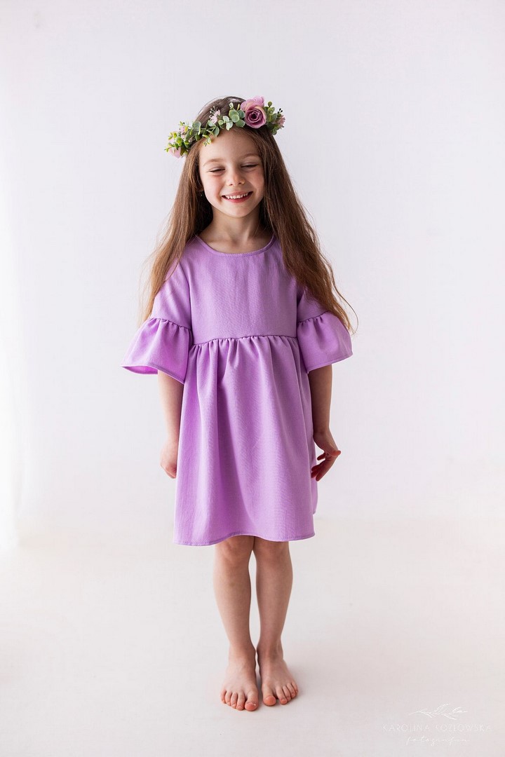 sukienka elegancka dla dziewczynki w kolorze liliowym na dziewczynce
