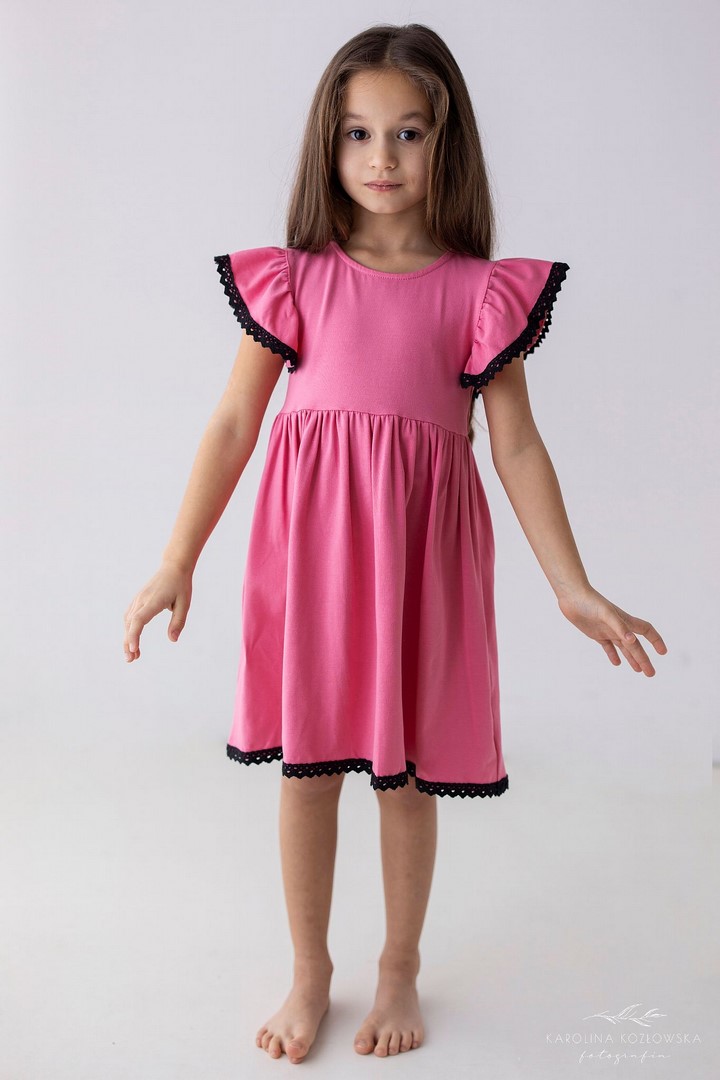 sukienka na krotki rekaw z czarna gipiura cukierkowy roz bawelniana