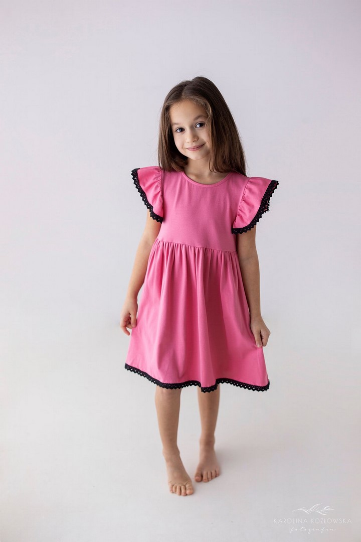 sukienka na krotki rekaw z gipiura cukierkowy roz modelka
