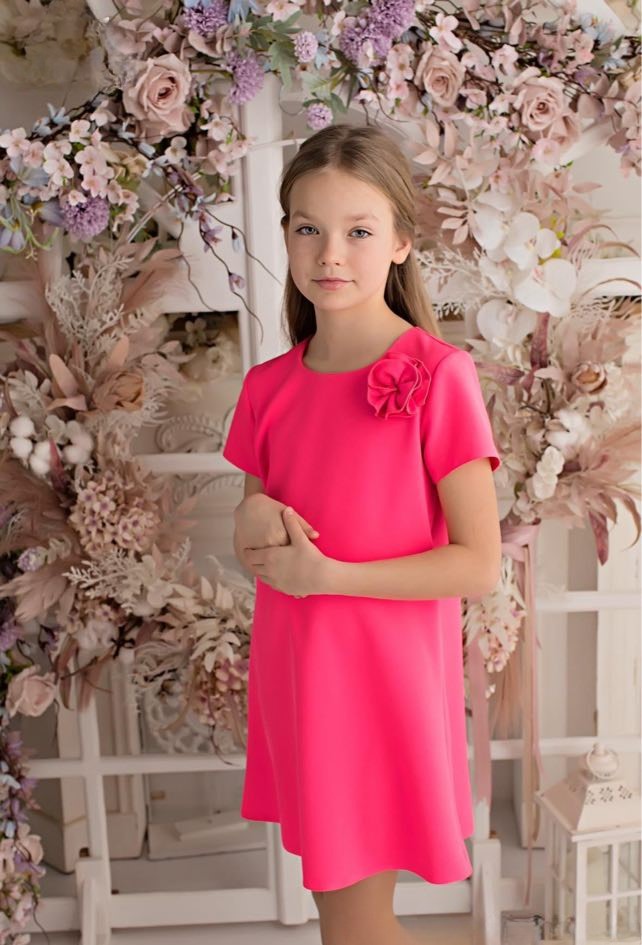 sukienka neonowy roz na modelce przod