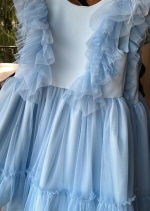 Niebieska, wizytowa sukienka z motylkami.