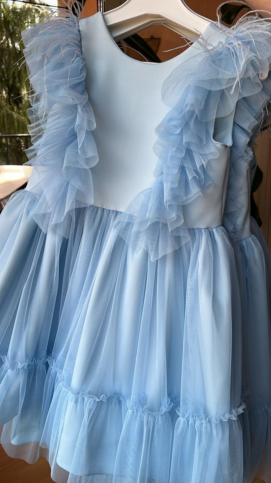 Niebieska, wizytowa sukienka z motylkami.