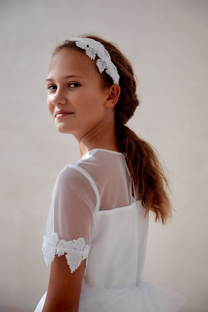Biała suknia na komunię z gipiurowymi listkami