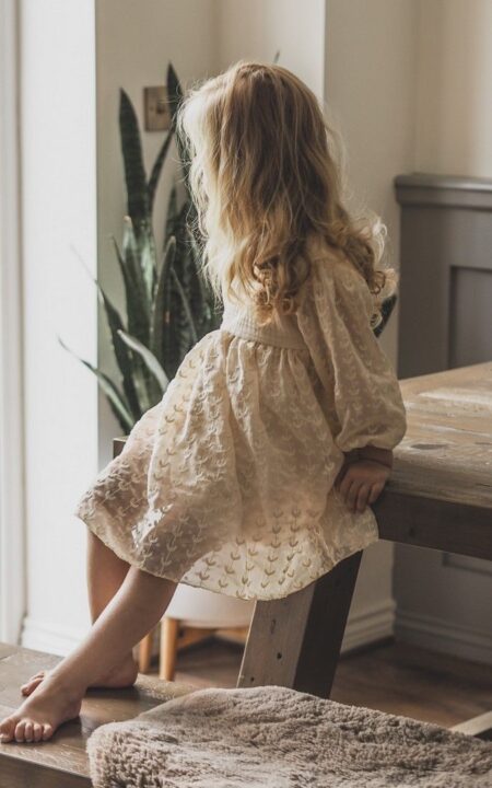 Sukienka wizytowa z haftowanym tiulem w kolorze ekri, dla dziewczynki