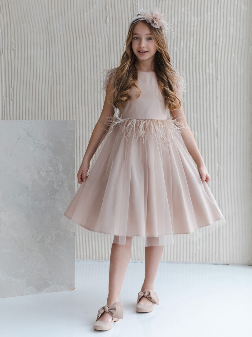 tiulowa sukienka przyozdobiona piorami w bezowym kolorze dziewczynka