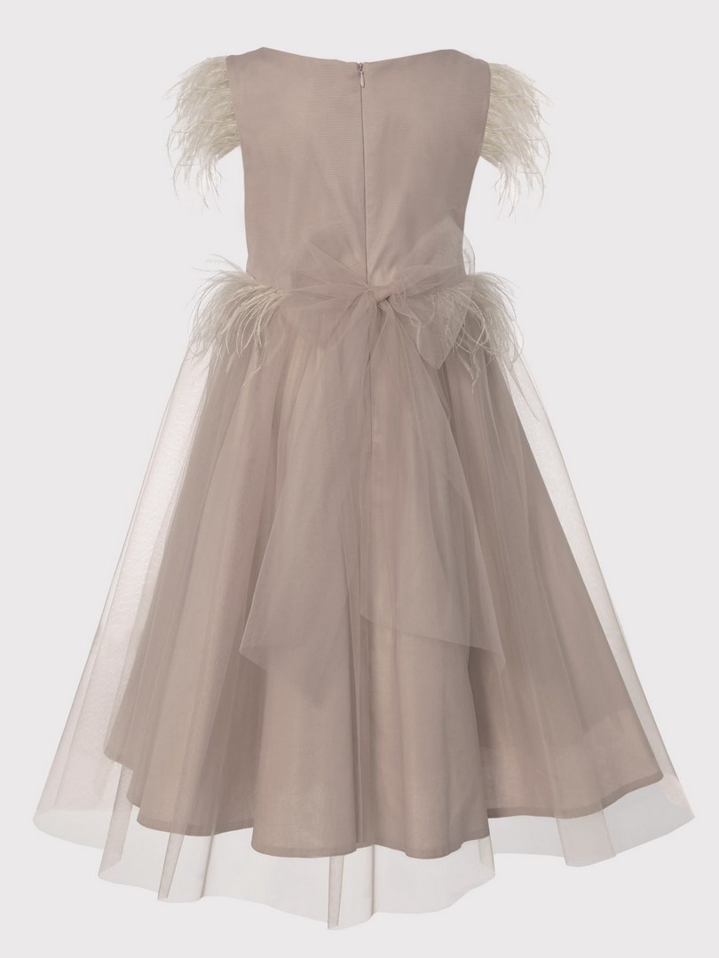 tiulowa sukienka przyozdobiona piorami w bezowym kolorze przod wzor