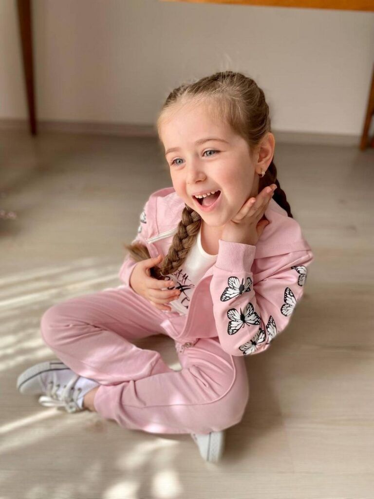 Sukienka dla dziewczynki bawełniany komplet trzyczęściowy z motylkami - pudrowy róż, widok z tyłu, wersja druga