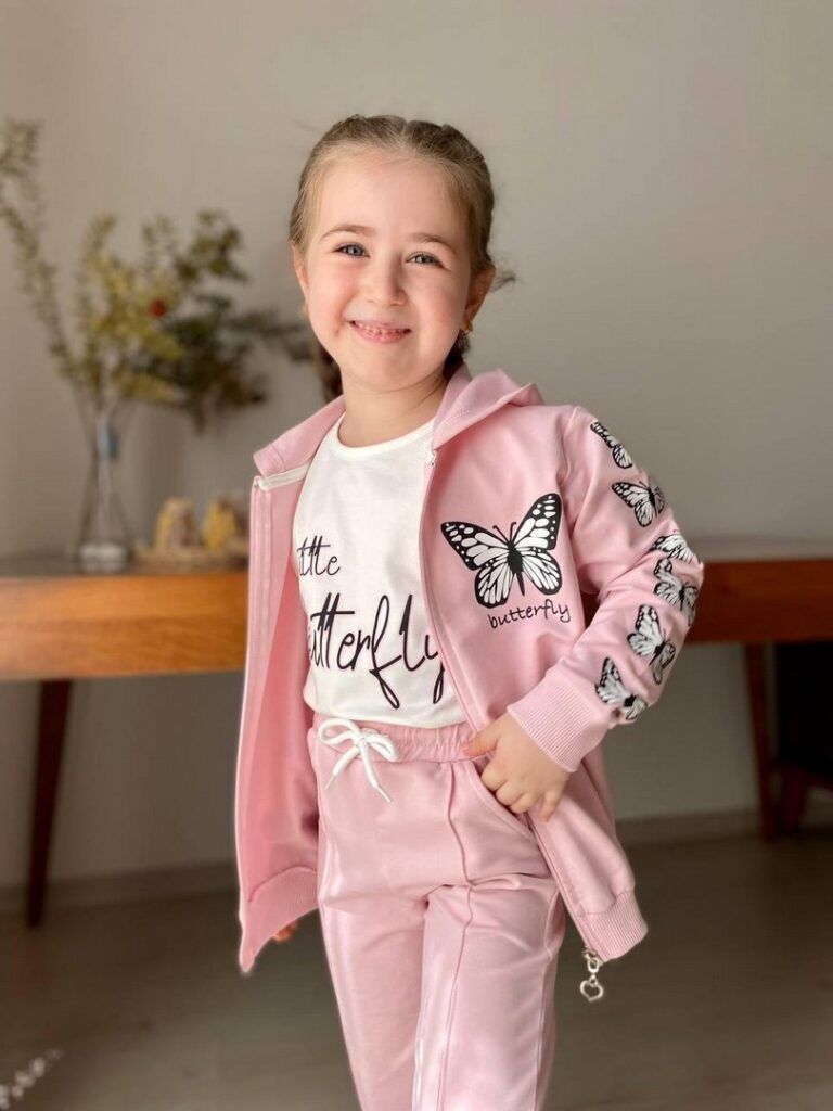 Sukienka dla dziewczynki bawełniany komplet trzyczęściowy z motylkami - pudrowy róż, widok z tyłu