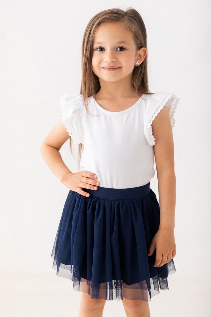 Biała bluzka z falbanami i granatowa spódniczka tiulowa dla dziewczynki, idealna na letnie przyjęcia.