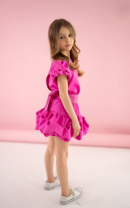Różowa sukienka dla dziewczynki z falbanami, idealna na letnie przyjęcia i uroczystości.