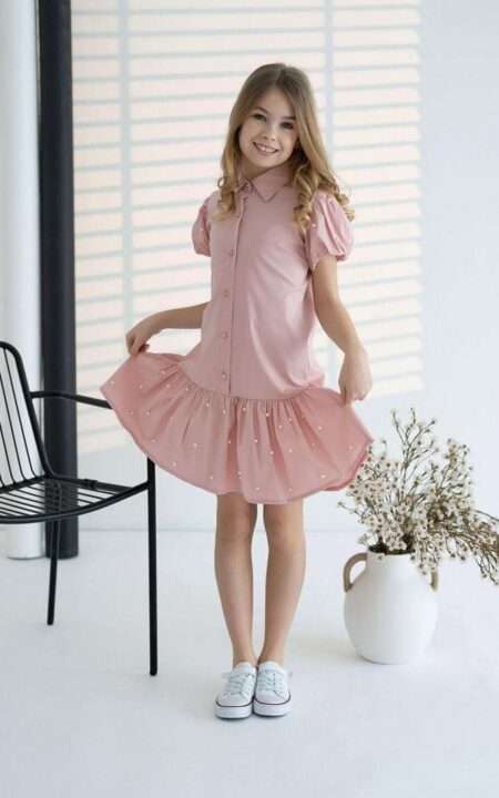 Bawełniana sukienka koszulowa w kolorze różowym - widok z przodu.