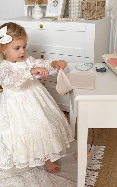 Biała sukienka dla dziewczynki z haftem na tiulu, idealna na specjalne okazje.