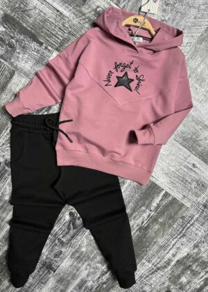 Bawełniany komplet dla dziewczynki w kolorze różowym z kapturem i czarnymi spodniami, z napisem Never forget to shine. Idealny na codzienne stylizacje. Bawełniany komplet dla dziewczynki w kolorze różowym z kapturem i czarnymi spodniami, z napisem Never forget to shine. Idealny na codzienne stylizacje.