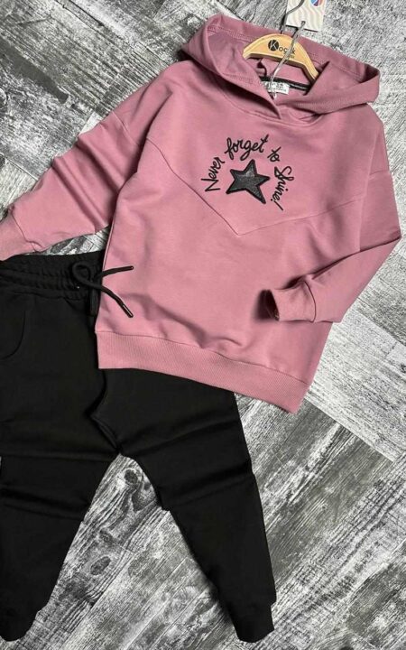 Bawełniany komplet dla dziewczynki w kolorze różowym z kapturem i czarnymi spodniami, z napisem Never forget to shine. Idealny na codzienne stylizacje.
