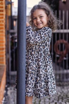 Beżowa bawełniana sukienka w panterkę dla dziewczynki, idealna na codzienne wyjścia.